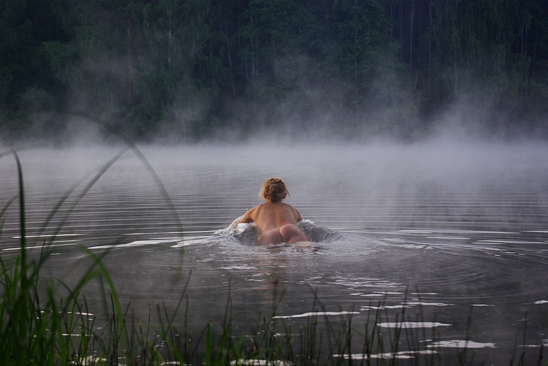 Одинокие голые девушки купаются в диких местах природы фото