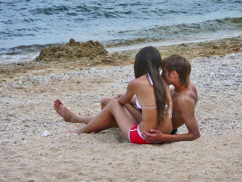 Одна худенькая девушка была замечена на нудистском пляже с ее подружкой
