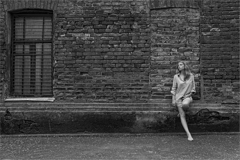 Молодая леди показывает стриптиз на фоне кирпичной стены - порно фото