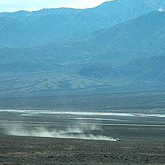 фото "Running car in Death Valley"