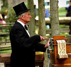 фото "the old organ man"