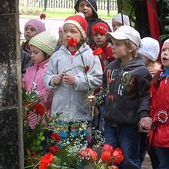 фото "Дети у памятника."