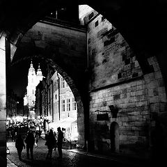 фото "Ночные ворота и люди"