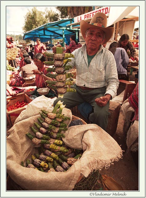 photo "Buy crabs, cheaply... Ten ketcales for one bunch.." tags: portrait, travel, South America, man