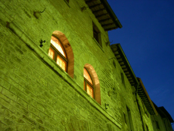 фото "Via Dante - Gubbio, Italy" метки: архитектура, пейзаж, ночь