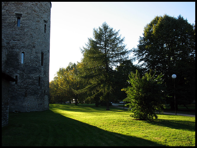 photo "behind the town wall" tags: architecture, travel, landscape, Europe