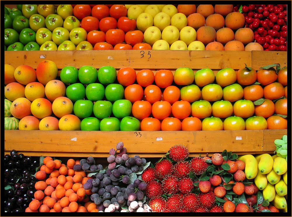 Валберис фруктовая. Прилавок с фруктами. Прилавок с овощами и фруктами. Витрина фрукты. Витрина овощи фрукты.