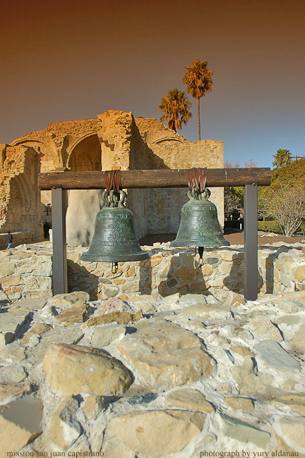 фото "Mission San Juan Capistrano (bells)" метки: архитектура, путешествия, пейзаж, Северная Америка
