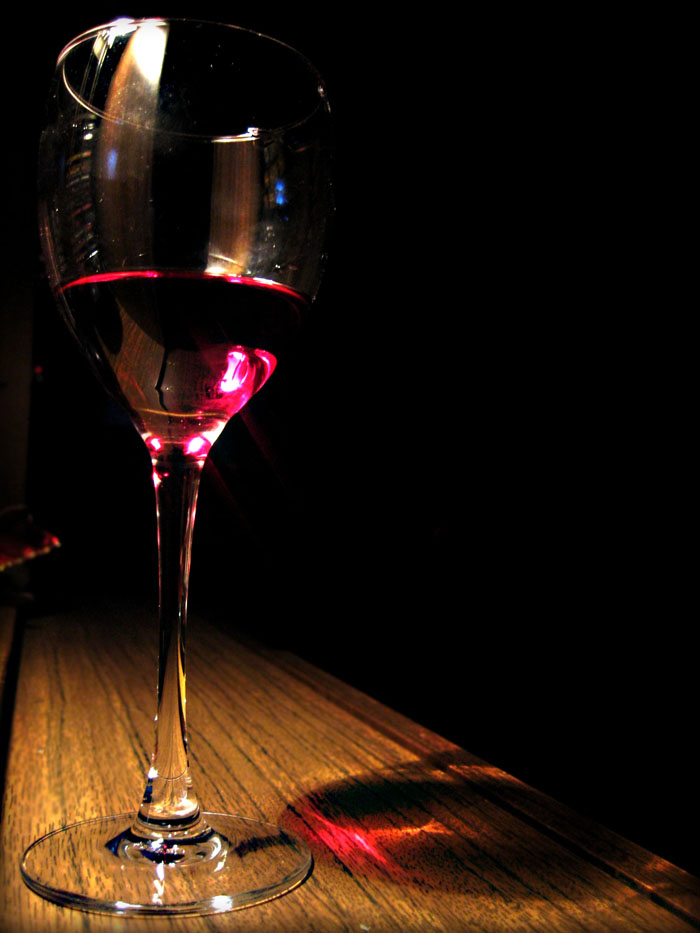 Вино бокал дома. Бокал с вином. Бокал красного вина. Вино в бокале ночью. Вечер с вином.