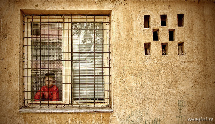 photo "Behind bars" tags: portrait, children