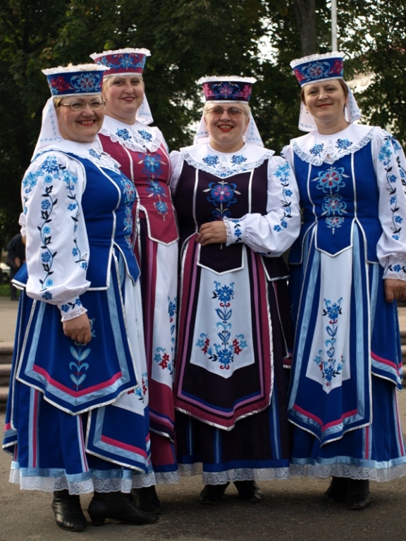 Белый национальный костюм