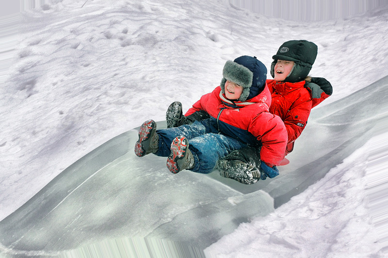 Дети на горке. Человек головой в сугробе. Человек подскальзывается. Скатиться со снежной. Кататься с горки на санках.
