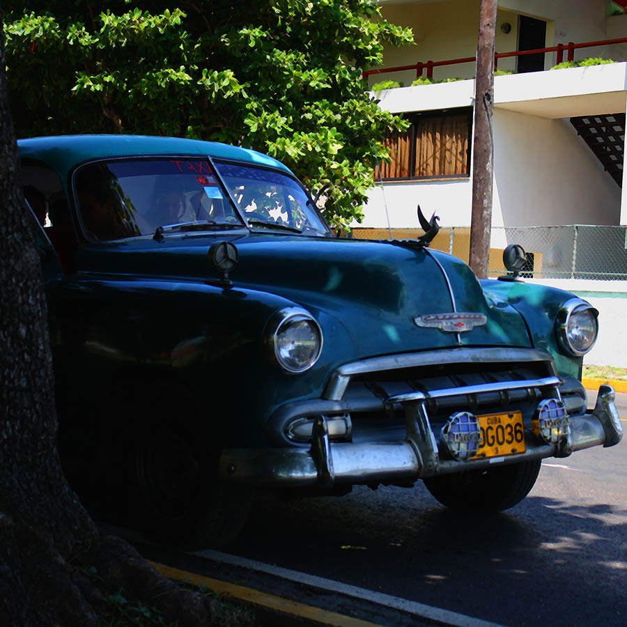 photo "1950 Chevrolet Deluxe Sedan" tags: city, technics, 