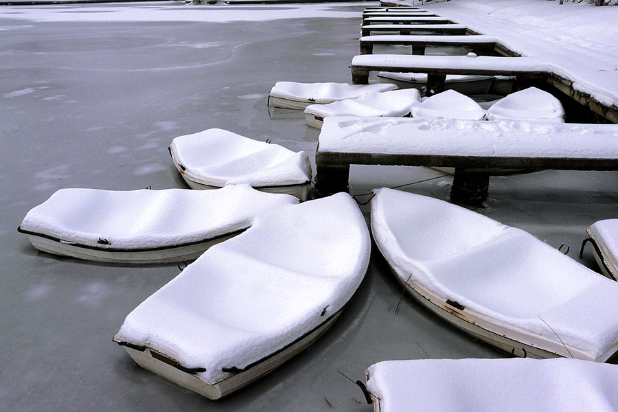 photo "Boats on the frozen lake" tags: landscape, Bucharest, boats, lake, snow, water, winter