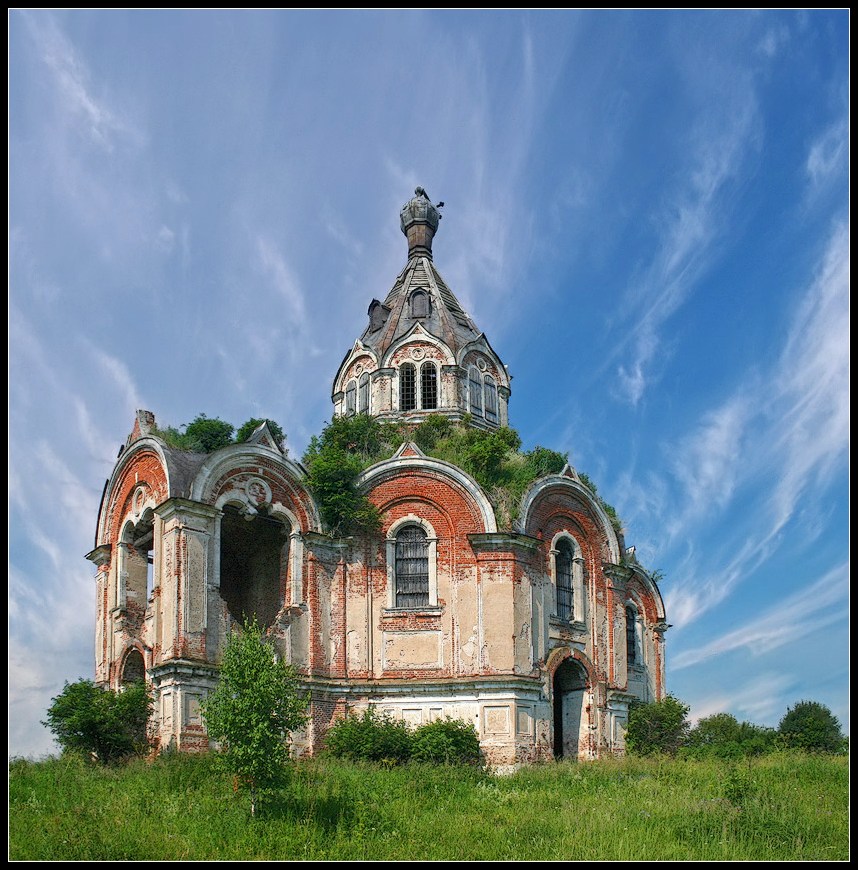 Полуразрушенные храмы