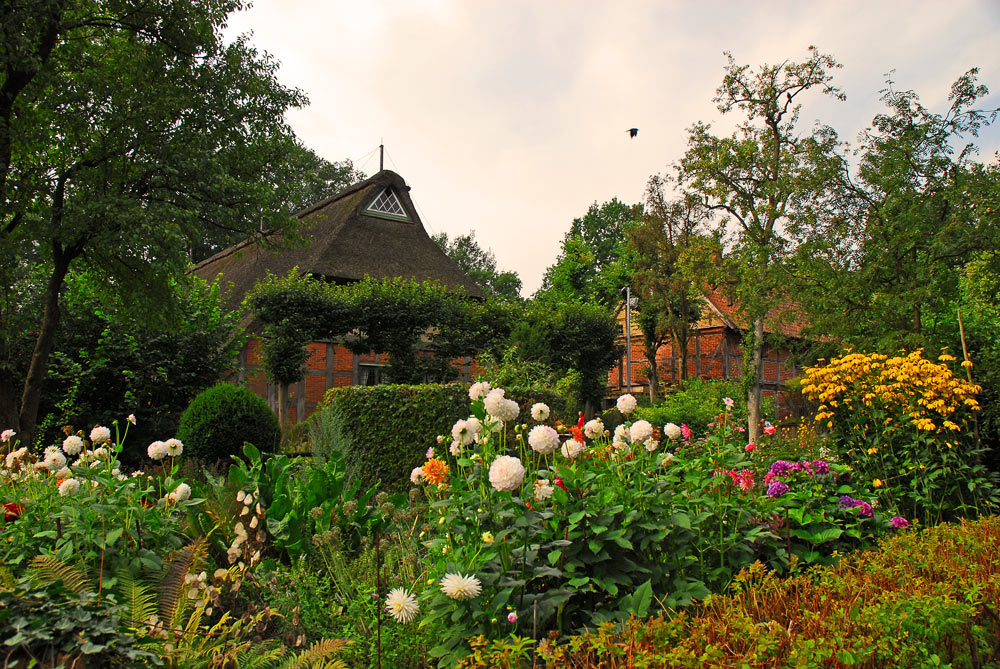 фото "the old farmhousegarden" метки: архитектура, природа, пейзаж, цветы