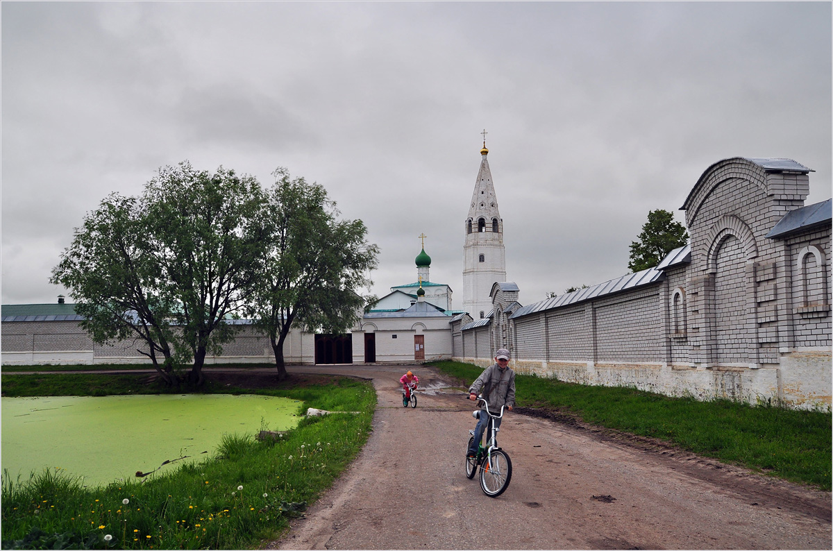 фото "У стен монастыря" метки: жанр, архитектура, пейзаж, 