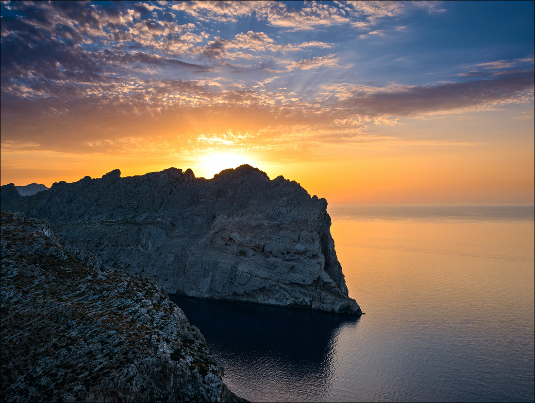 photo "***" tags: landscape, Europe, Spain, bay, clouds, colour, evening, light, mountains, rocks, sea, summer, sun, sunset, Форментор