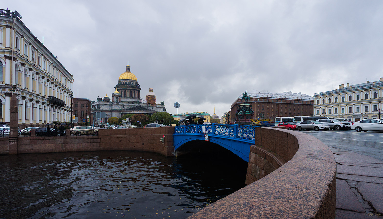 Синий мост на реке мойке в Санкт-Петербурге