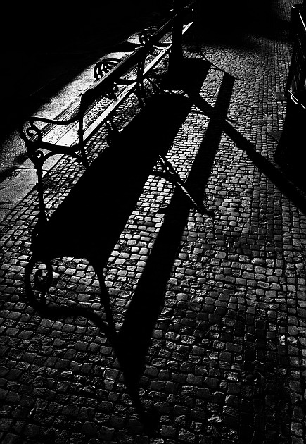 photo "Cкамейки а тени" tags: black&white, Prag, Prague, Praha