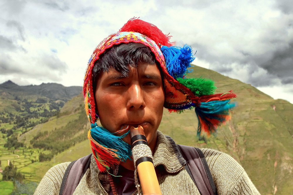 фото "дудочник из Анд. Перу." метки: портрет, пейзаж, путешествия, Южная Америка, горы, мужчина, облака, солнце