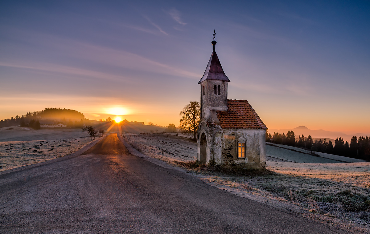 photo "Coming over" tags: landscape, Pohorje, Slovenia, Slovenija, chapel, morning, sunrise