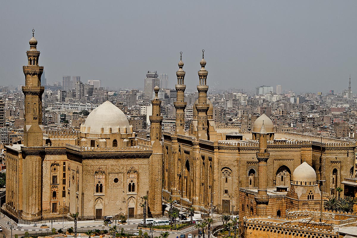 Часть большого каира 4 буквы. Мечеть Хасана в Каире. Мечеть Султана Калауна, Каир, Египет. Медресе Калауна Каир. Мечеть-медресе Султана Хасана.