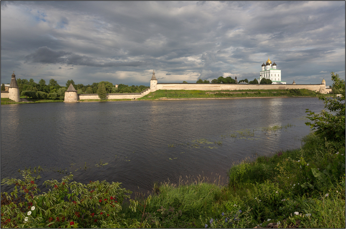 photo "View on the Pskov Kremlin" tags: landscape, architecture, 