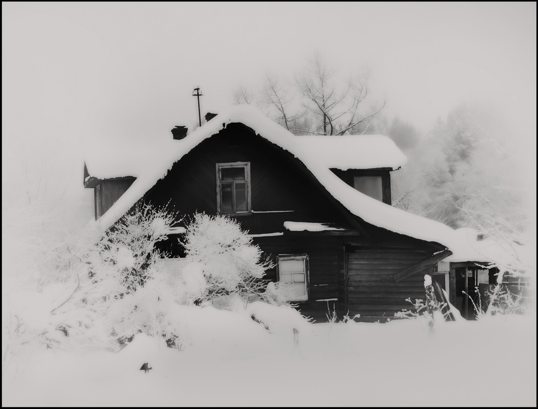 Старый дом в лесу зима