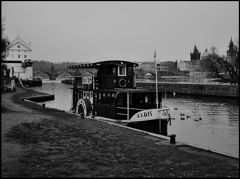 photo "Mалый пароход  на Кампе" tags: black&white, Prag, Prague, Praha