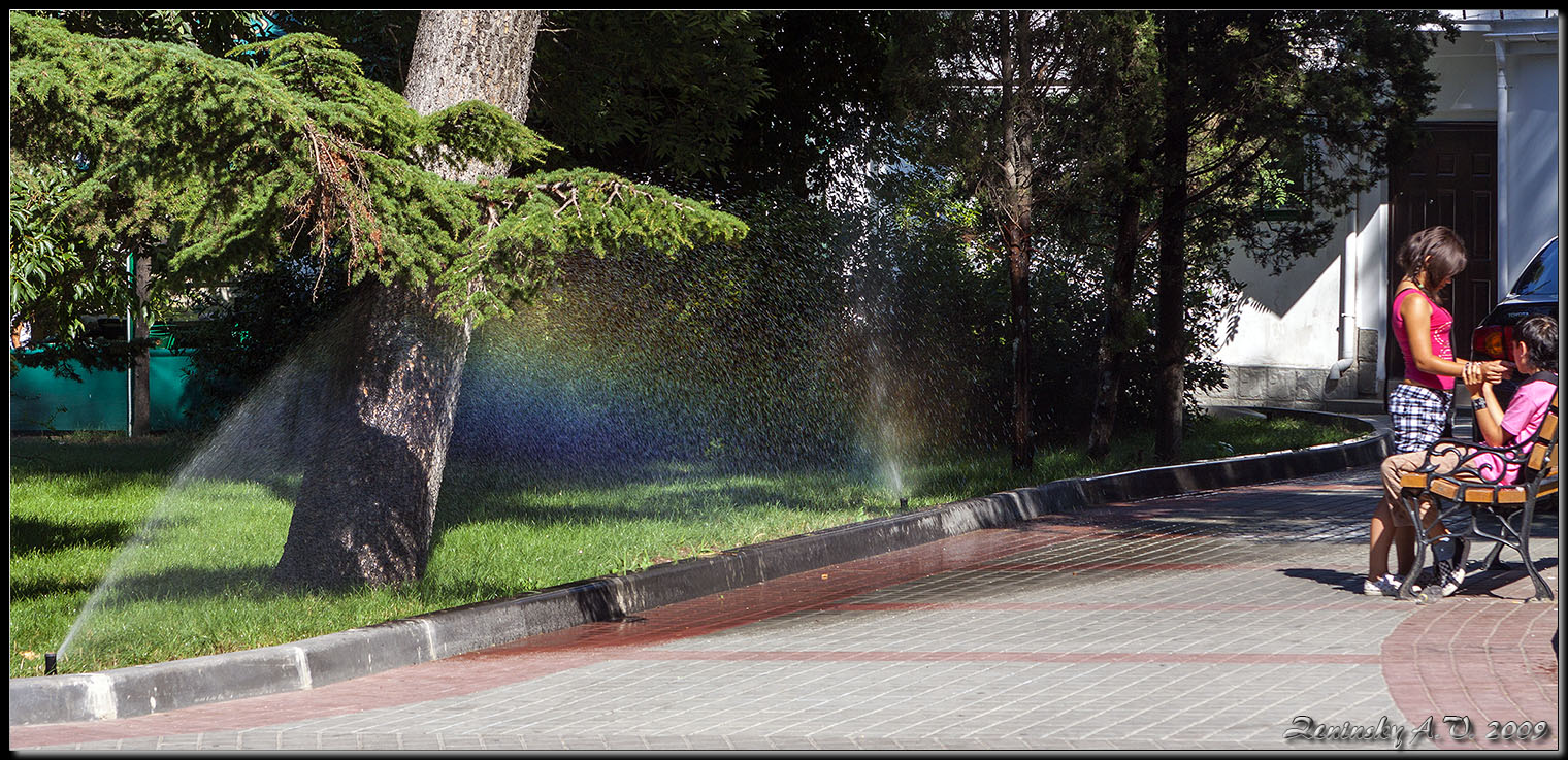 photo "Near iridescent fountain" tags: nature, travel, city, Europe, people, summer, water