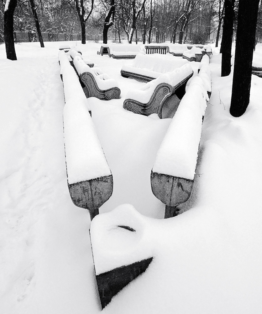 photo "***" tags: black&white, city, landscape, Moscow, snow, winter, скамейки