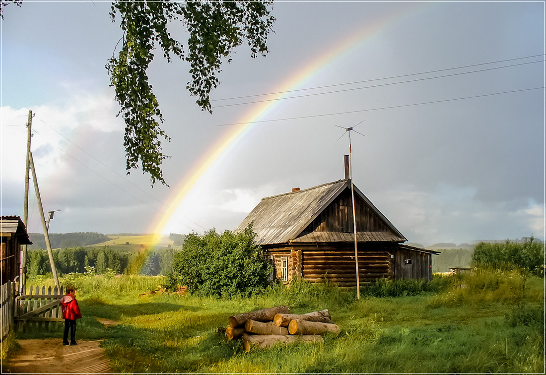 радуга в деревне. радуга после дождя. дождливая деревня. дом после дождя. гроза в деревне.