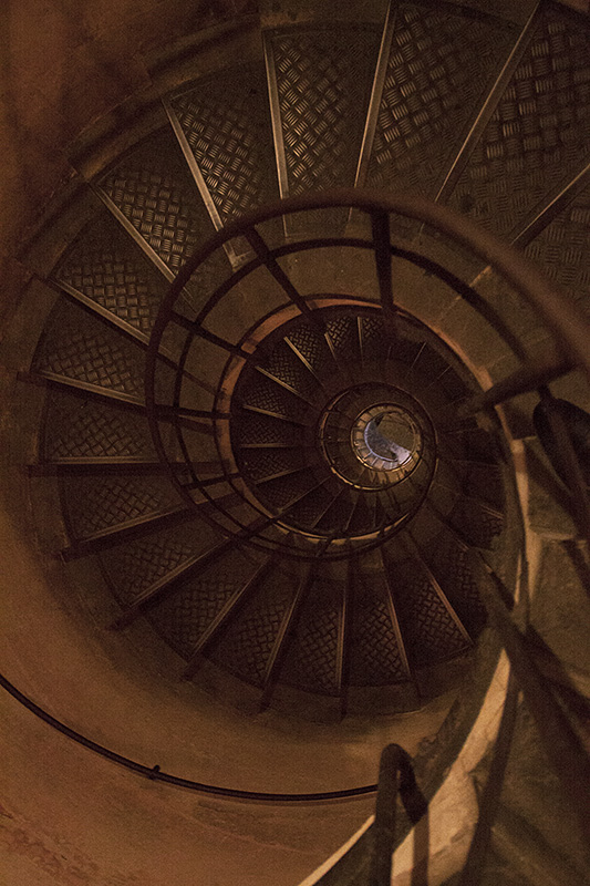 photo "Spiral" tags: architecture, abstract, interior, Париж, арка, лестница, спуск, ступени