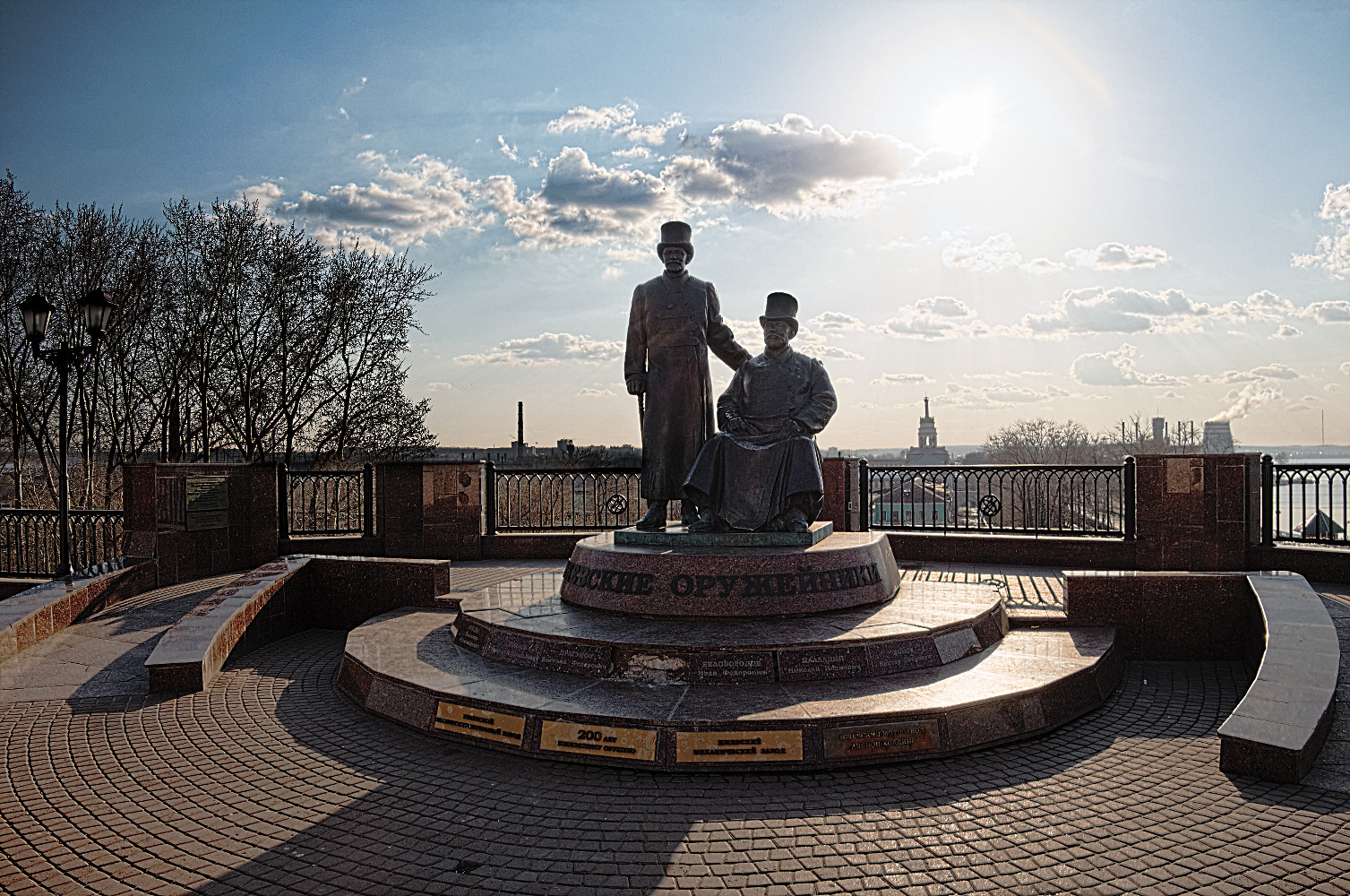 Город оружейников. Памятник оружейникам в Ижевске. Площадь оружейников Ижевск. Памятник двух оружейников. Памятники Ижевска коллаж.