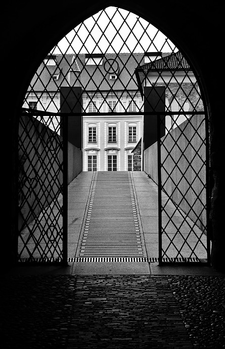 photo "Решётка и ворота" tags: black&white, Prag, Prague, Praha