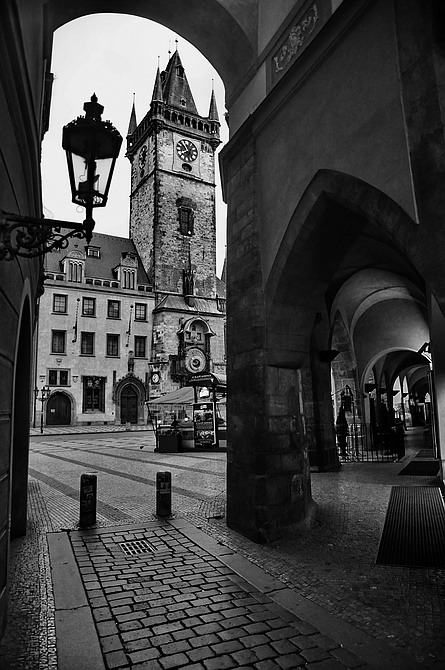 photo "Башня, улочка и аркада" tags: black&white, Prag, Prague, Praha