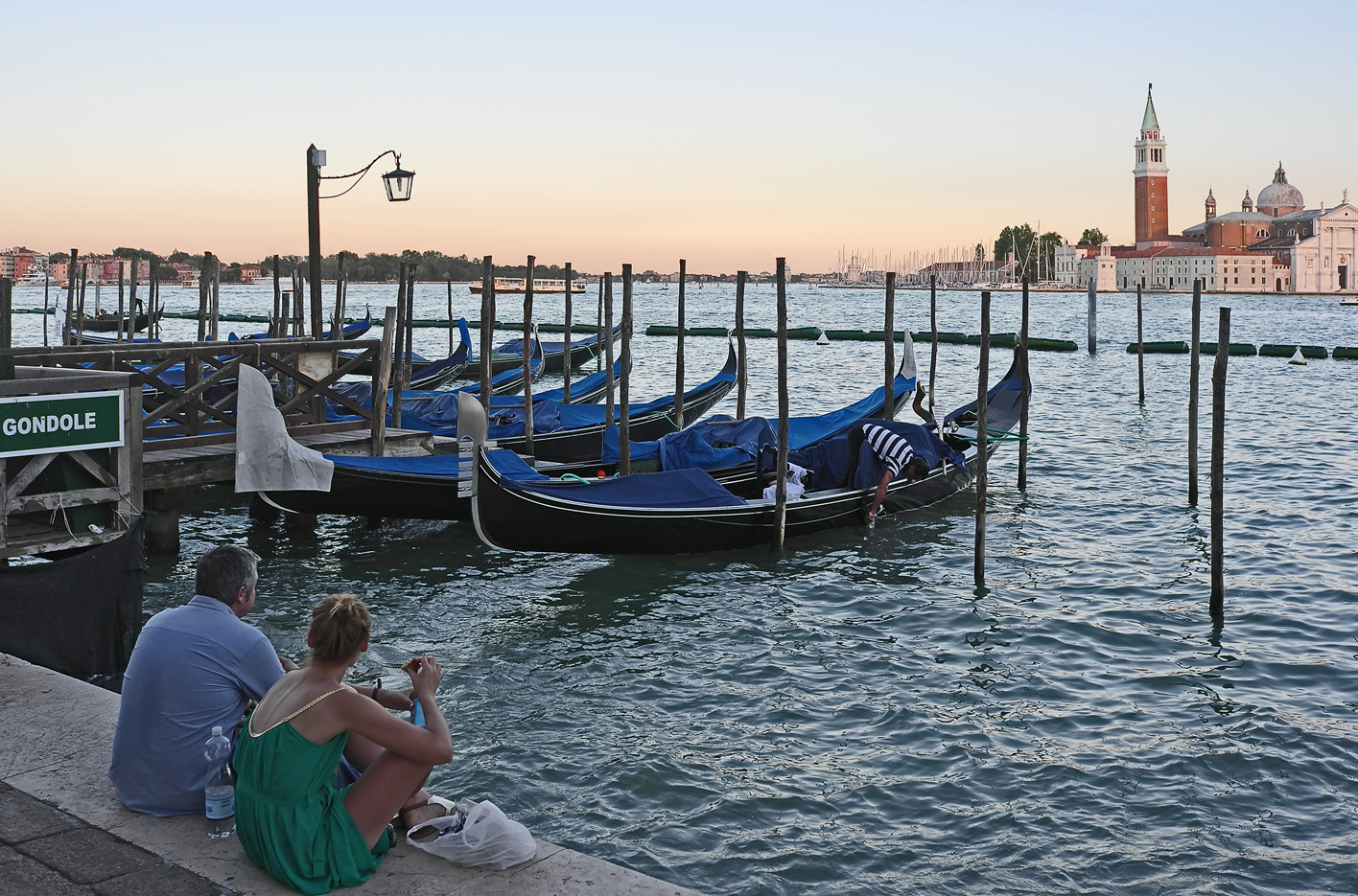 photo "***" tags: street, travel, Venice