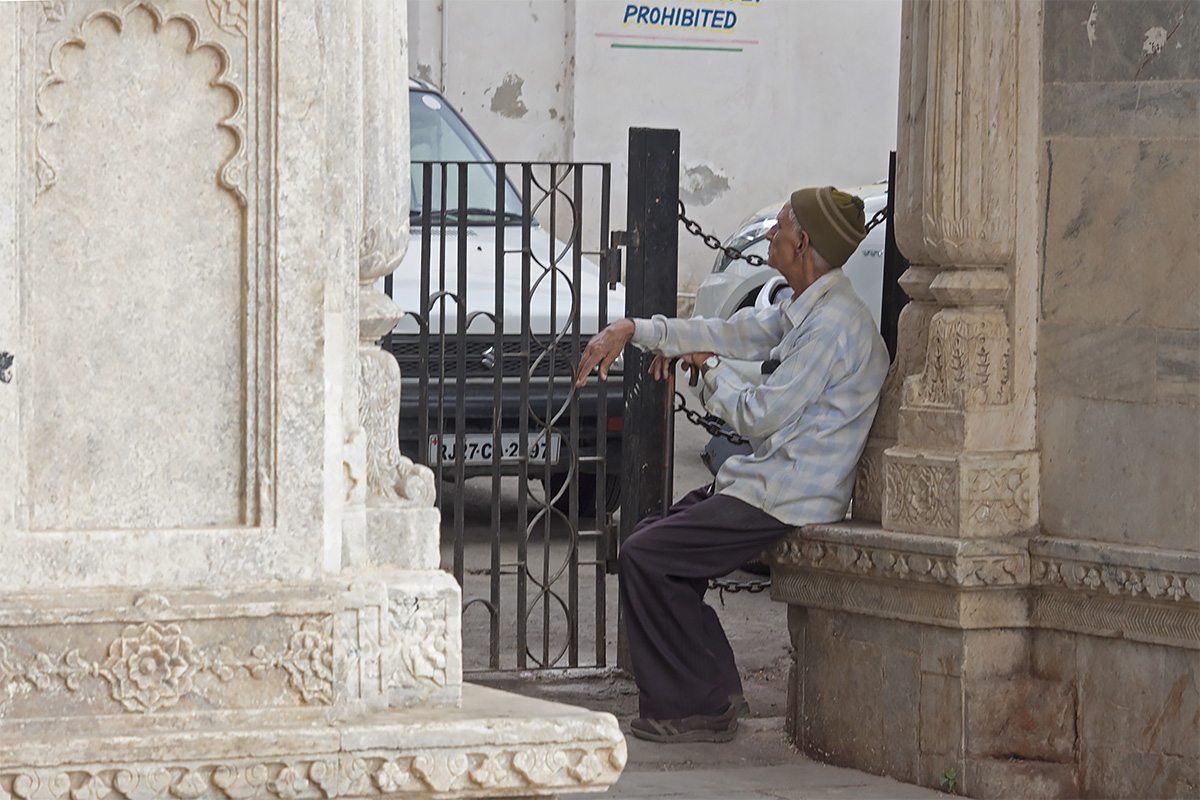 photo "loneliness" tags: genre, street, reporting, Удайпур, индия, одиночество, старик