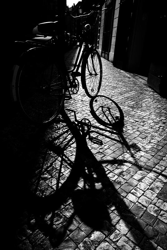photo "Велосипед и тень" tags: black&white, Prag, Prague, Praha