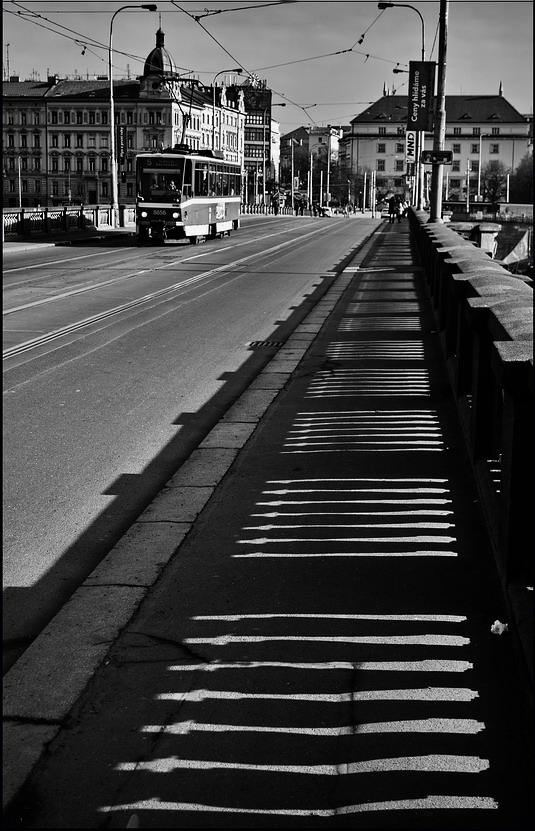 photo "Трамвай и мост" tags: black&white, Prag, Prague, Praha