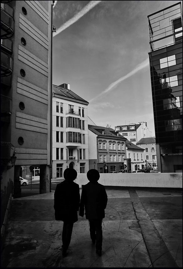 photo "Дома и фигуры" tags: black&white, Prag, Prague, Praha