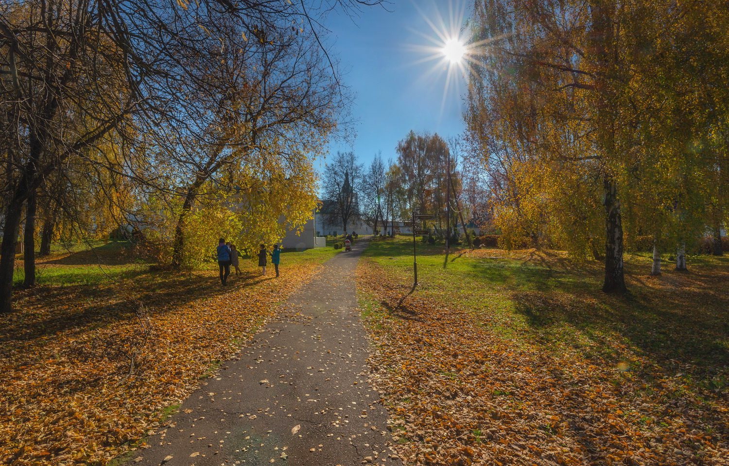 Солнечный ноября 16. Солнечный октябрь в парке. Солнечная погода в городе фото. Солнечный октябрь картинки.