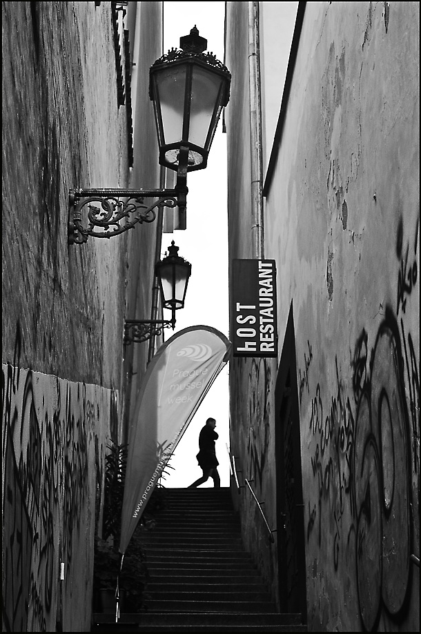 фото "Фонари, фигура и лестница" метки: черно-белые, Prag Prague Praha